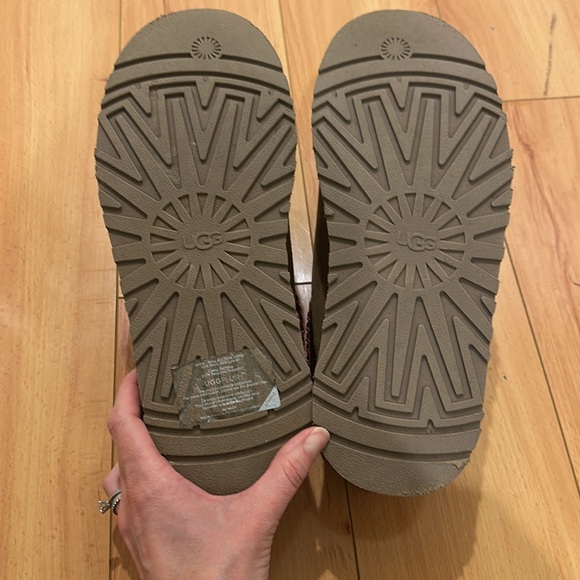 UGG Tazz Platform Slippers, Red Detailing - Picture 3 of 7